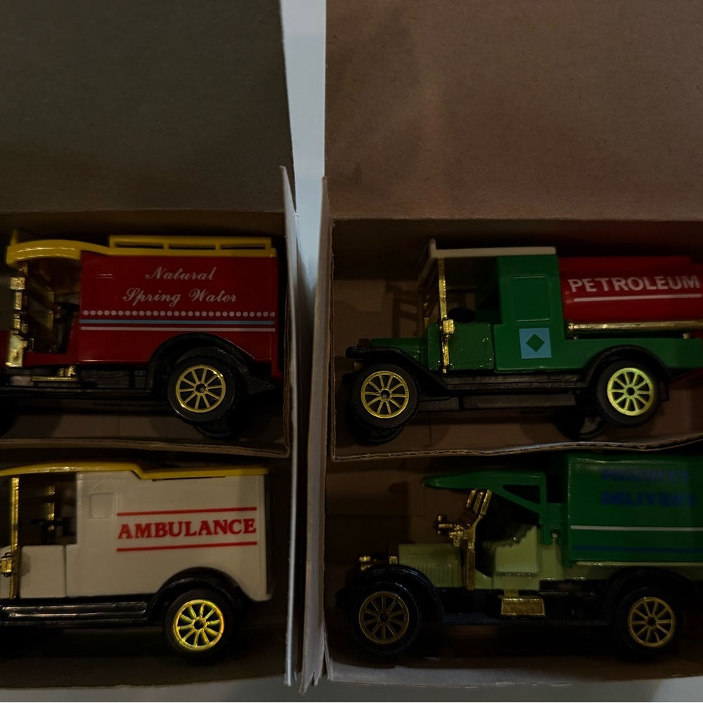 Vintage Reader's Digest  Set of 4 Classic die-cast Trucks NIB